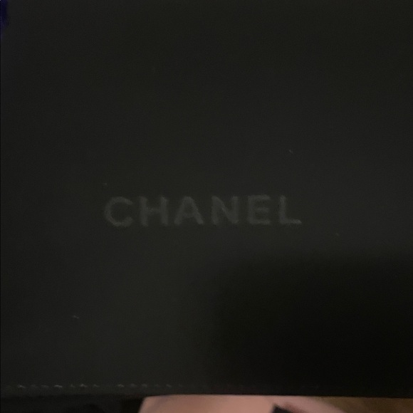 CHANEL Beaute VIP Black Quilted AirPod/wallet set - Picture 13 of 17